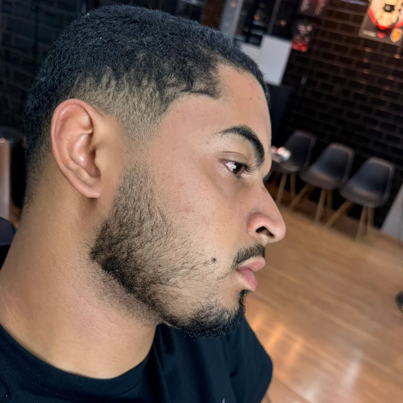 Antes: barba falhada, de perfil