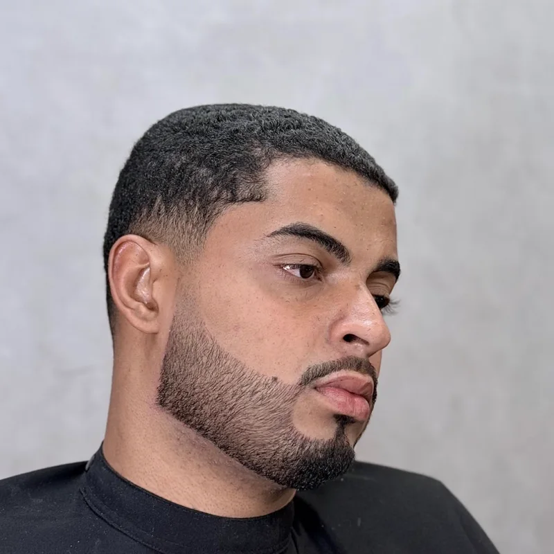 Depois: barba preenchida e alinhada, de perfil